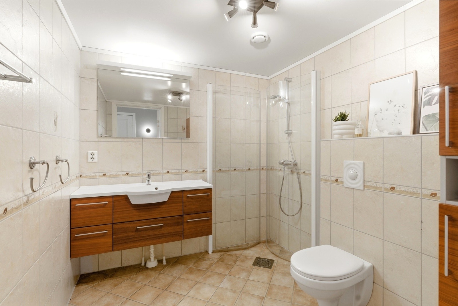 Flislagt bad med varmekabler i gulvet. Galleribilde