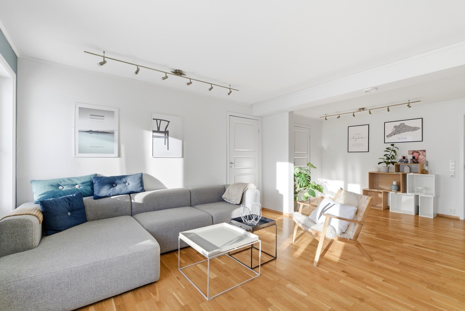 God plass til sofagruppe og tilhørende møblement. Galleribilde