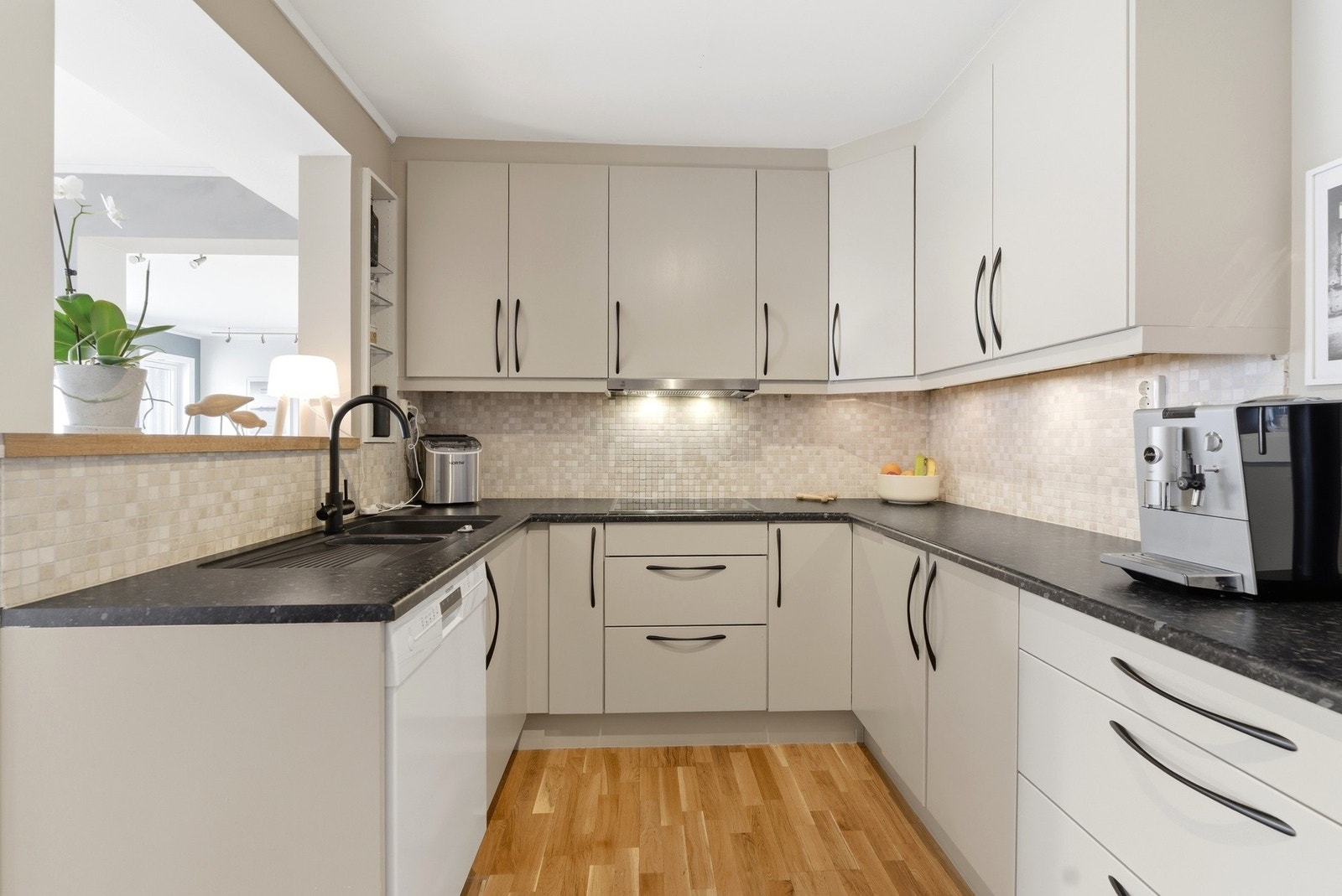 Stilrent og godt utbygget kjøkken med bra med skap-, skuffer- og benkeplass. Galleribilde