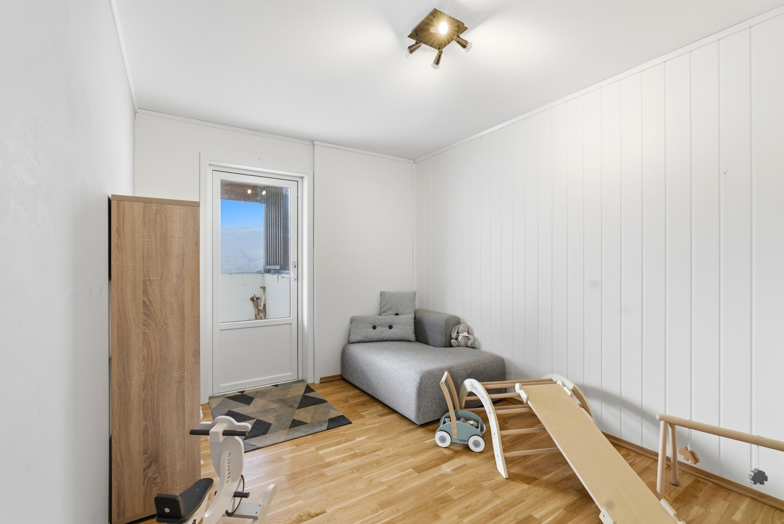 Soverom 1 med dør ut til terrasse. Soverommet ligger i tilknytning stue 1 og bad/vaskerom. Galleribilde