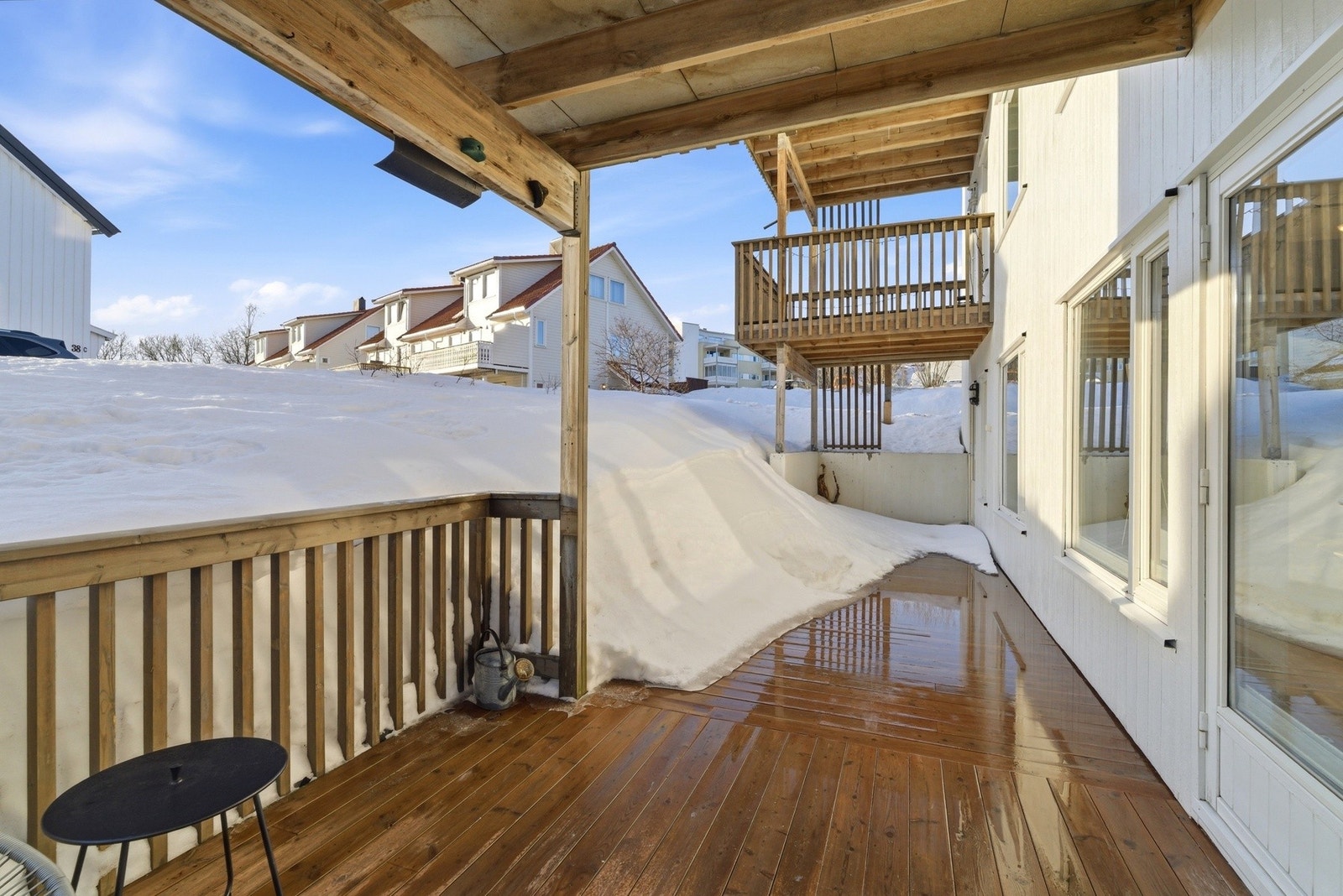 Terrassen er meget stor med god plass til flere sittegrupper. Galleribilde