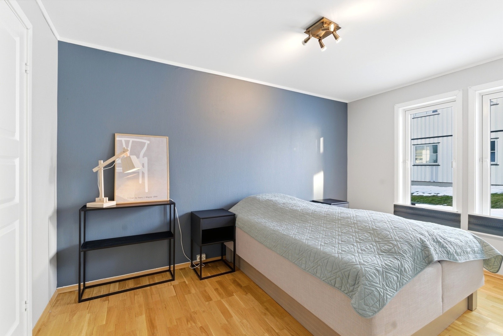 Soverom 2 med god plass til dobbeltseng. Galleribilde