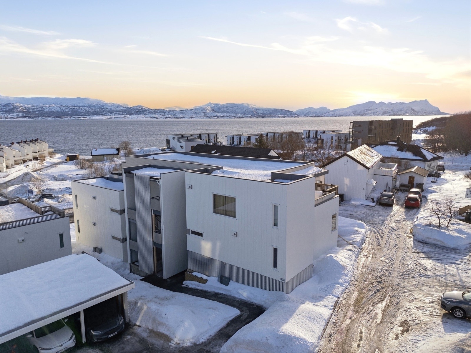 Parkering i carport. Egen 10a kurs til el.bil. Galleribilde