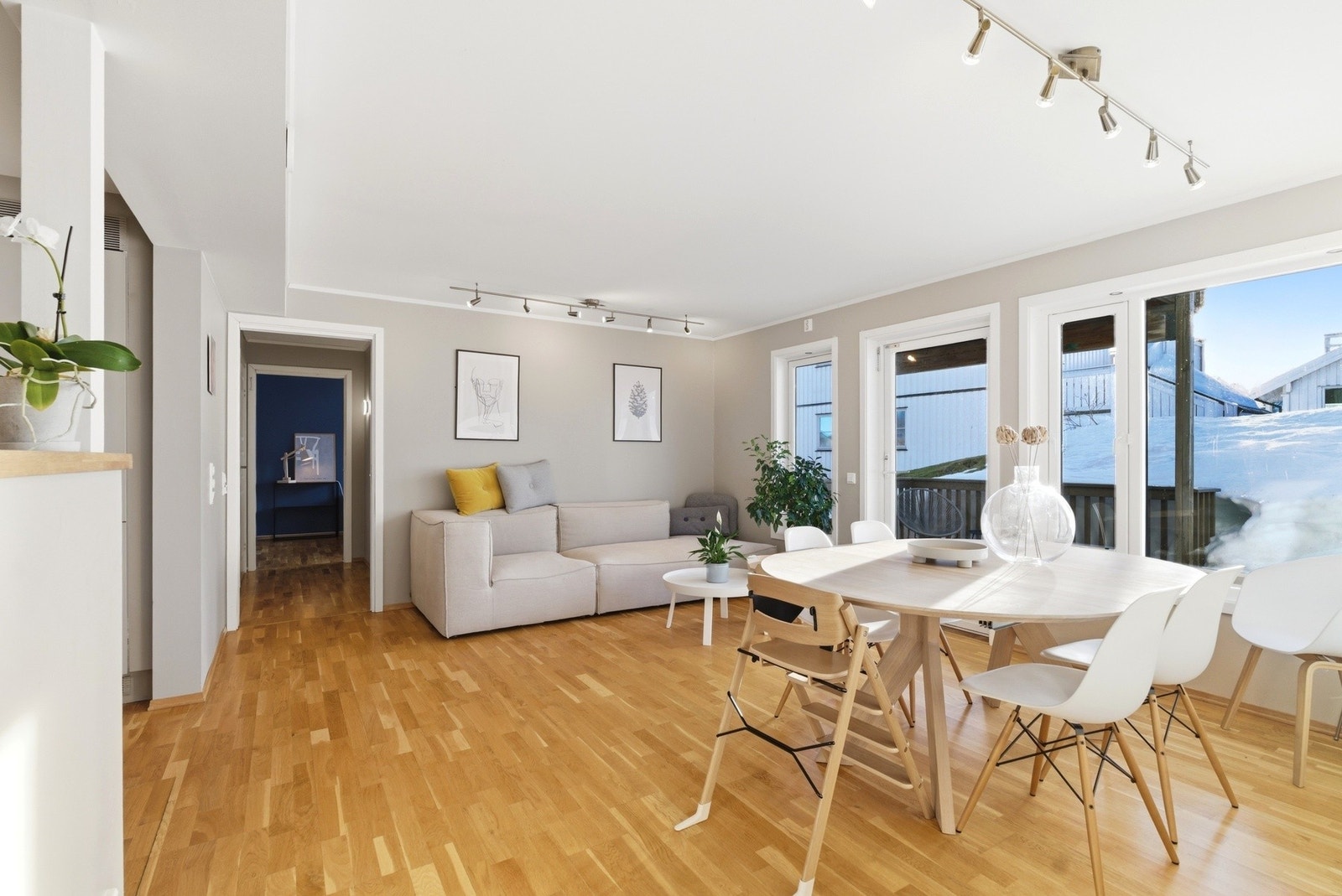 Stue 2 har god plass til spisestuedel og sofa el. Galleribilde