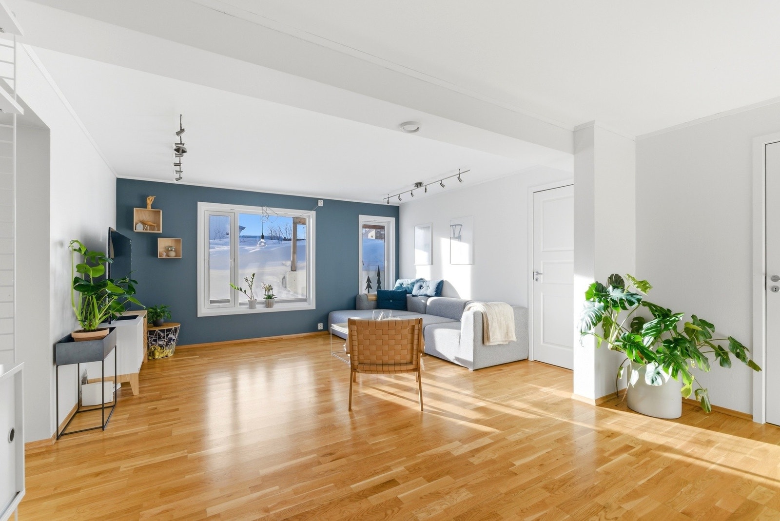 Boligen har 2 stuer. Her kommer man først inn i stue 1 med god plass til sofagruppe. Galleribilde