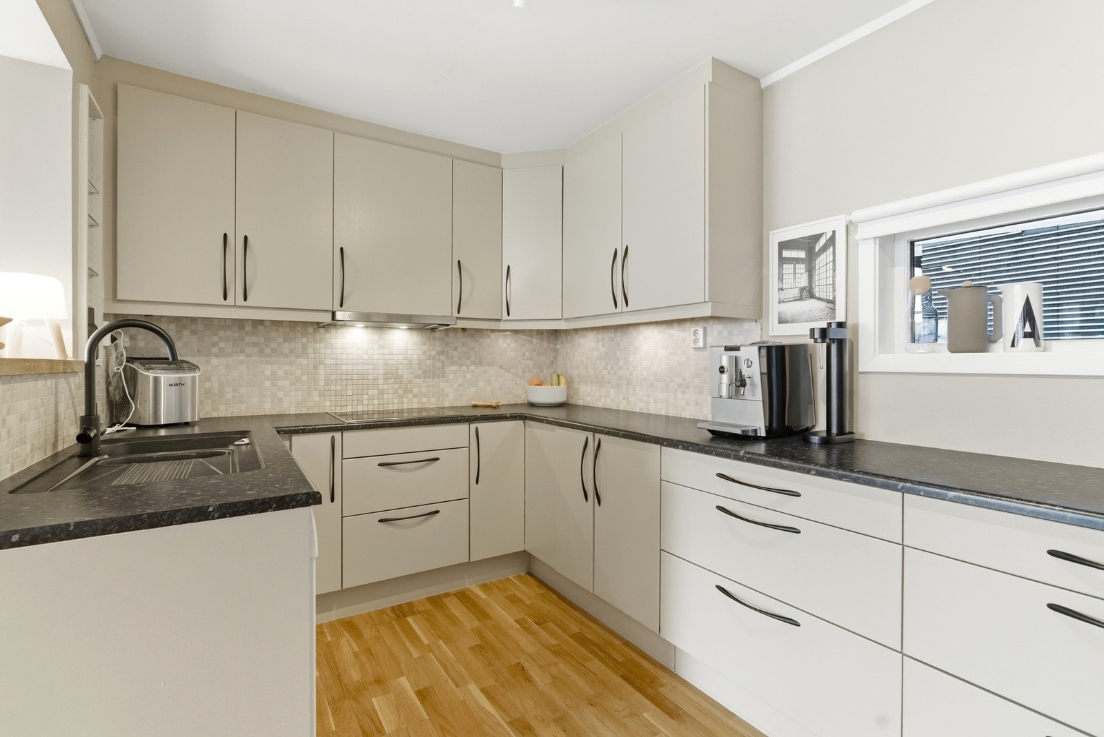 Kjøkkenet har takhøy innredning og integrert kjøleskap, platetopp, stekeovn og micro. Galleribilde