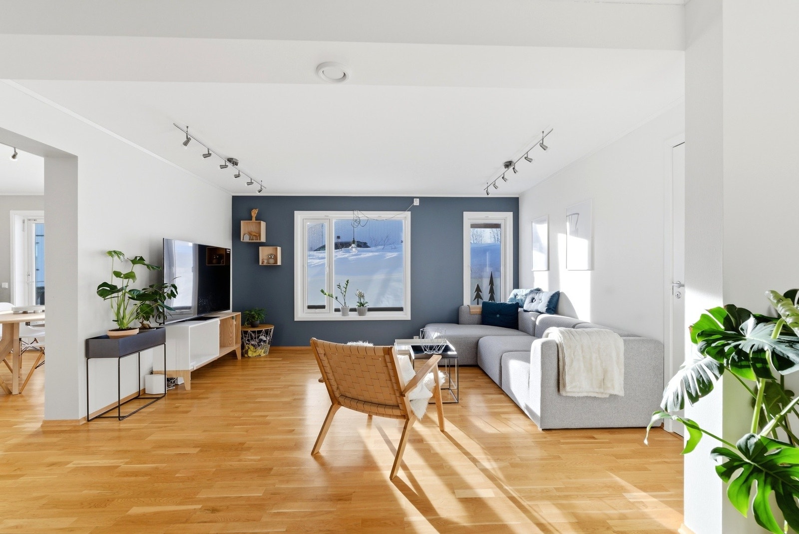 Boligen er gjennomgående malt i lyse og tidsriktige fargevalg. Gulvvarme i begge stuer. Galleribilde