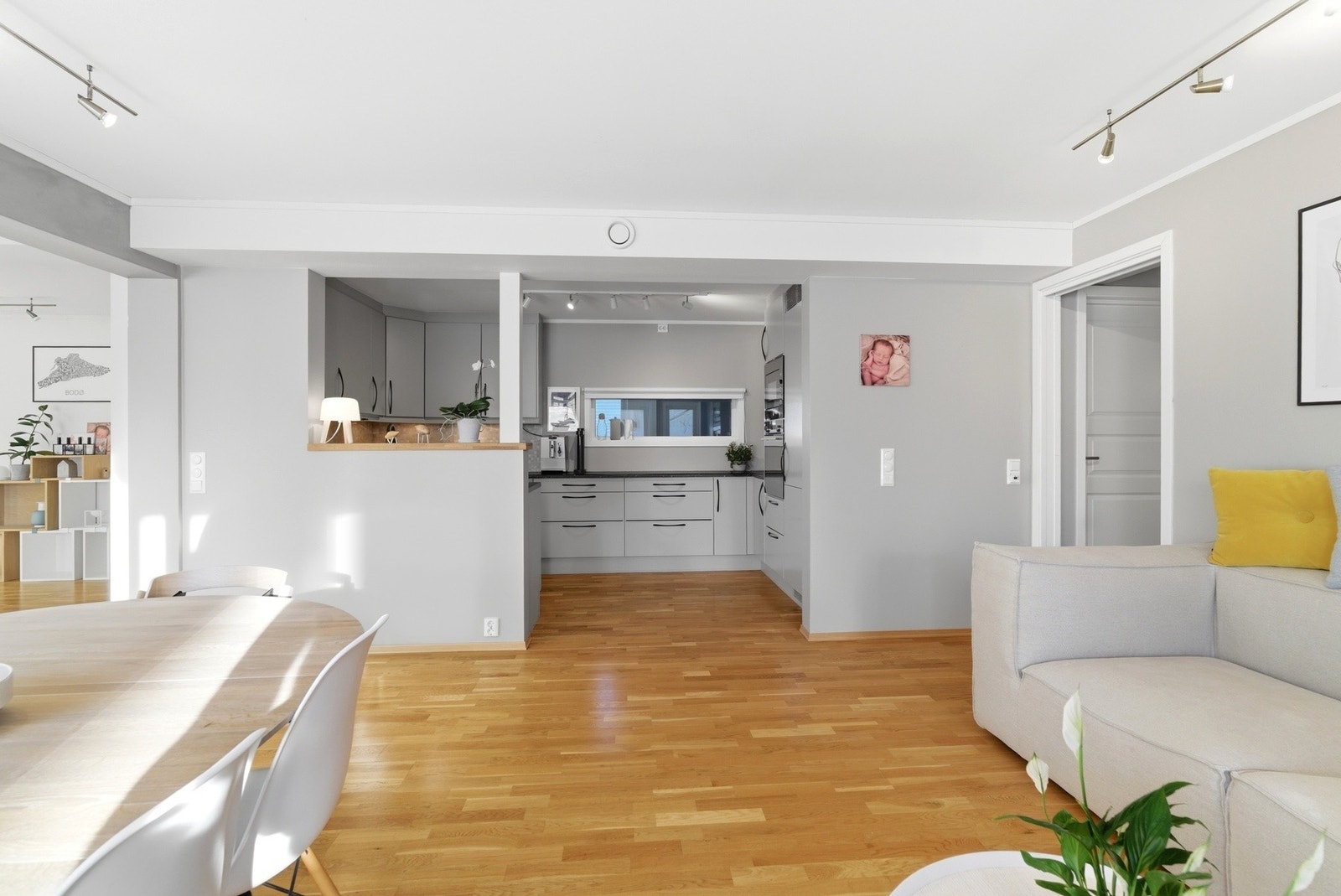 Spisestuen ligger i nært tilknytning kjøkkenet, hvor man kan lage mat samtidig som man underholder gjestene. Galleribilde