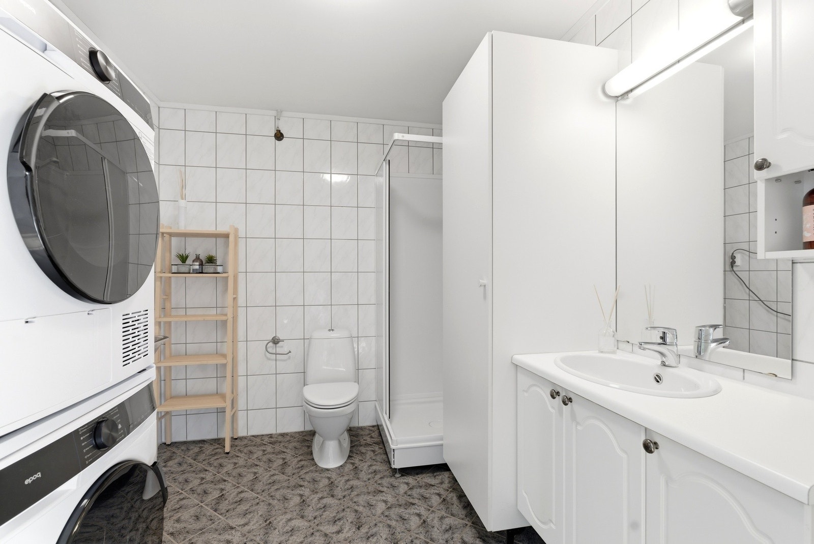 Flislagt bad/vaskerom med varmekabler i gulvet, som ligger i tilknytning stue 1. Galleribilde