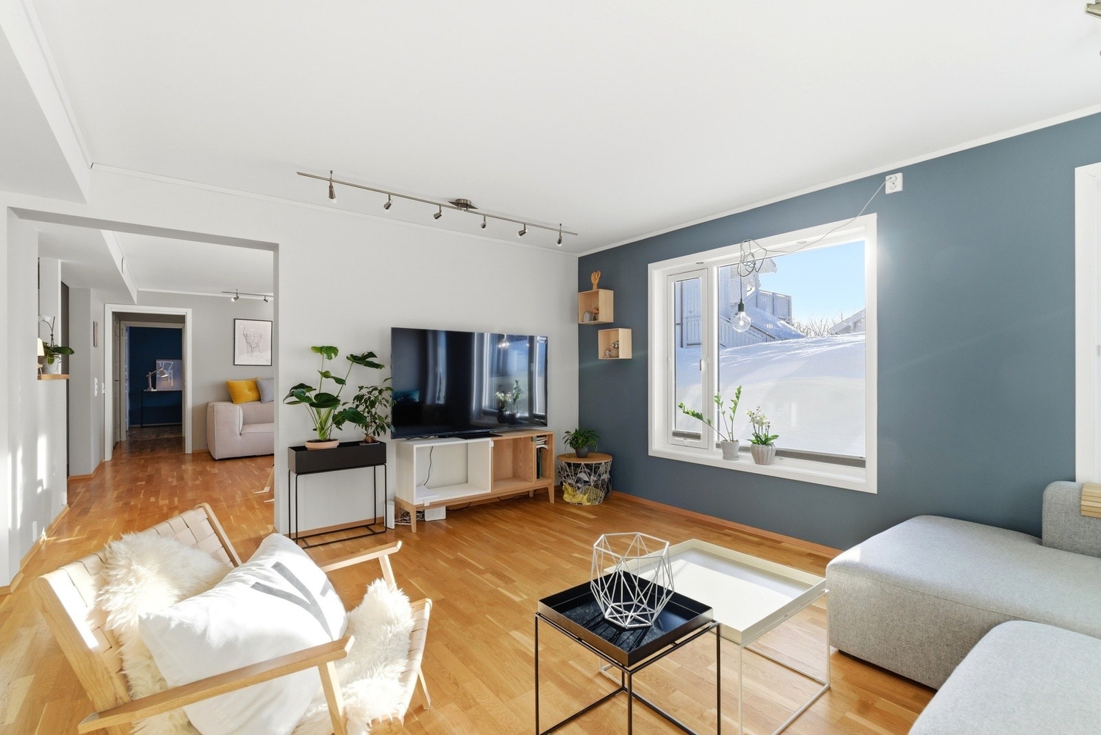 Stuer vindusflater gir godt med lys inn i stuen. Galleribilde