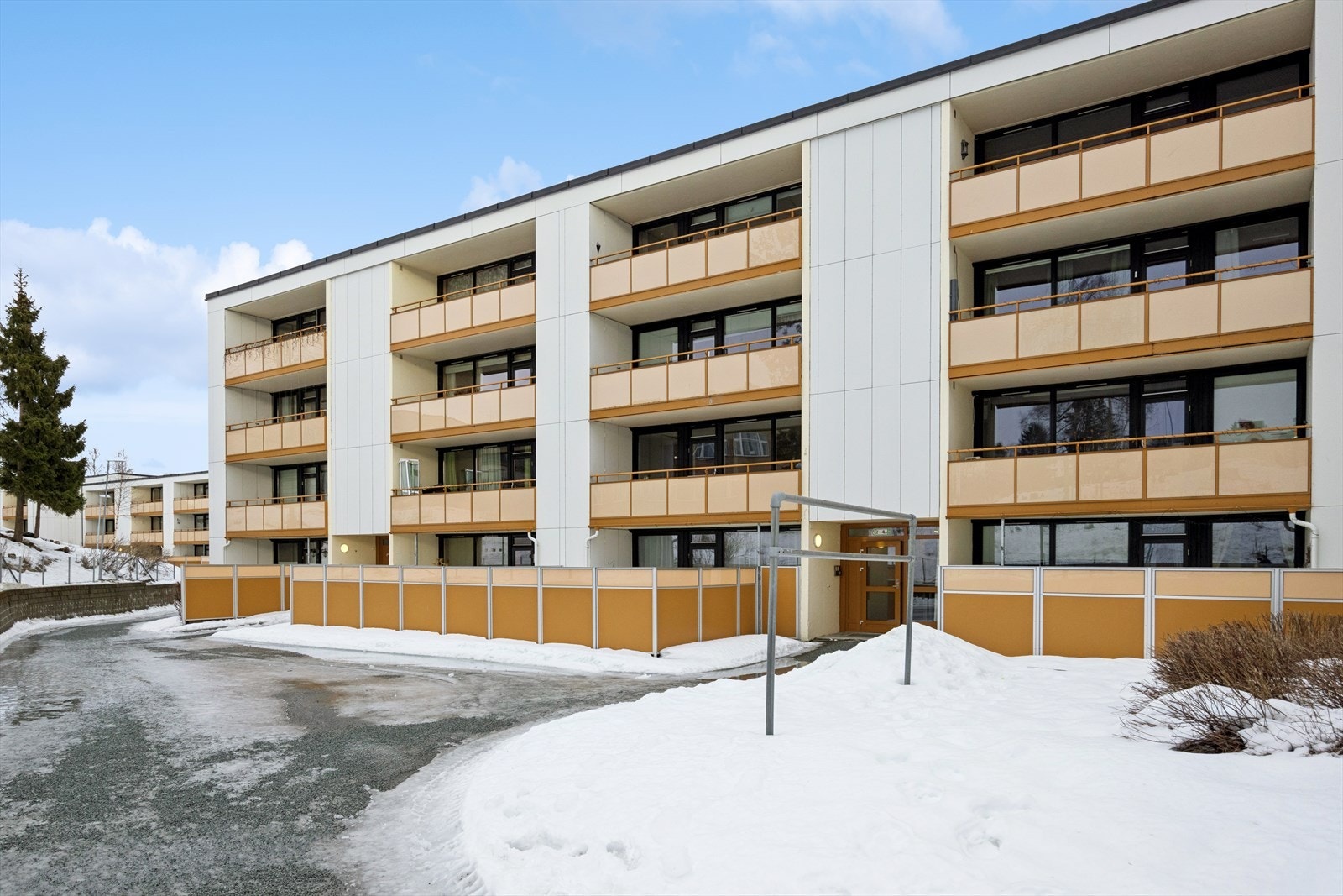 Bygningen er oppført i betong med fasadeplater, og leiligheten har adkomst via felles trappeoppgang. Galleribilde