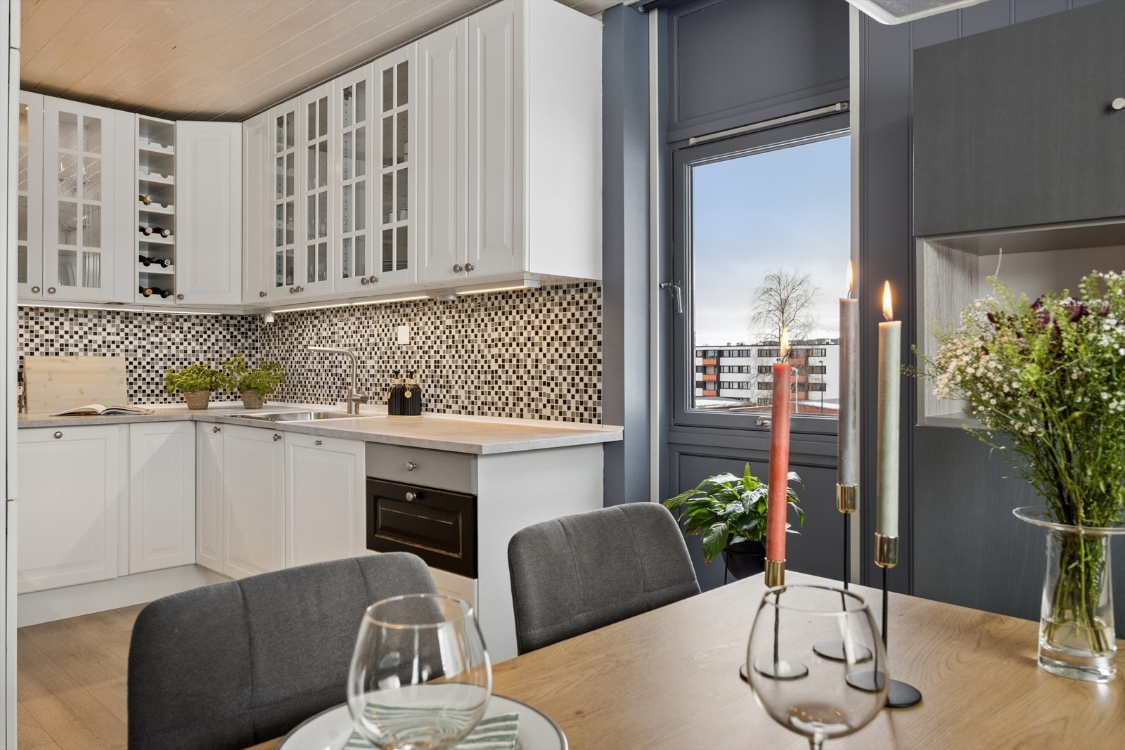 Alt i alt får du et kjøkken med god arbeidsplass, praktiske løsninger og en planløsning som skaper en naturlig flyt mellom de sosiale sonene i boligen. Galleribilde