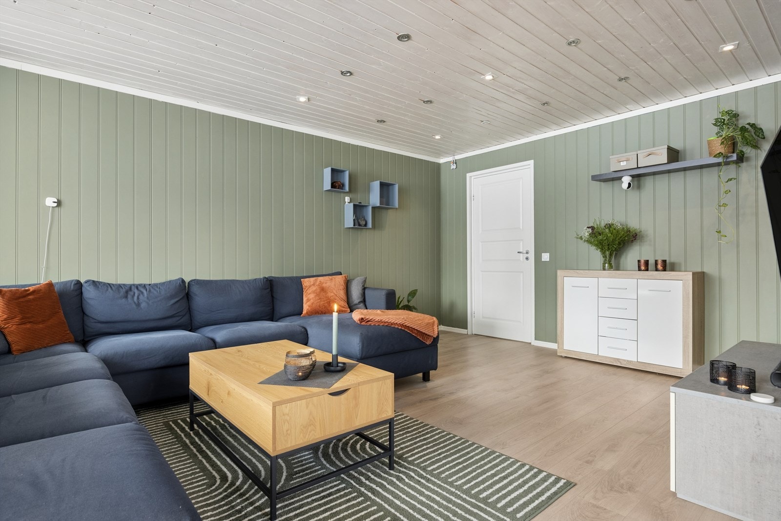 Gulvet i stuen ble oppgradert i 2018 og gir stuen et moderne og helhetlig uttrykk. I 2011 ble det etablert et nedlektet tak med integrerte downlights, som sørger for en jevn, behagelig og stilren belysning gjennom hele rommet. Galleribilde