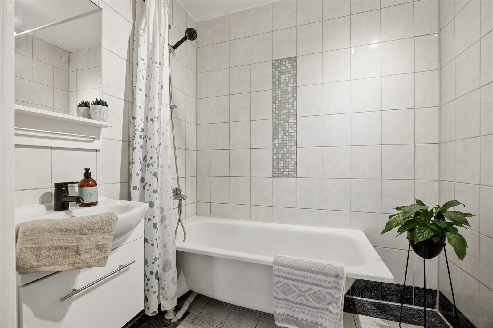 Badet ble pusset opp i 2009 og er utstyrt med badekar og varmekabler i gulvet. Galleribilde