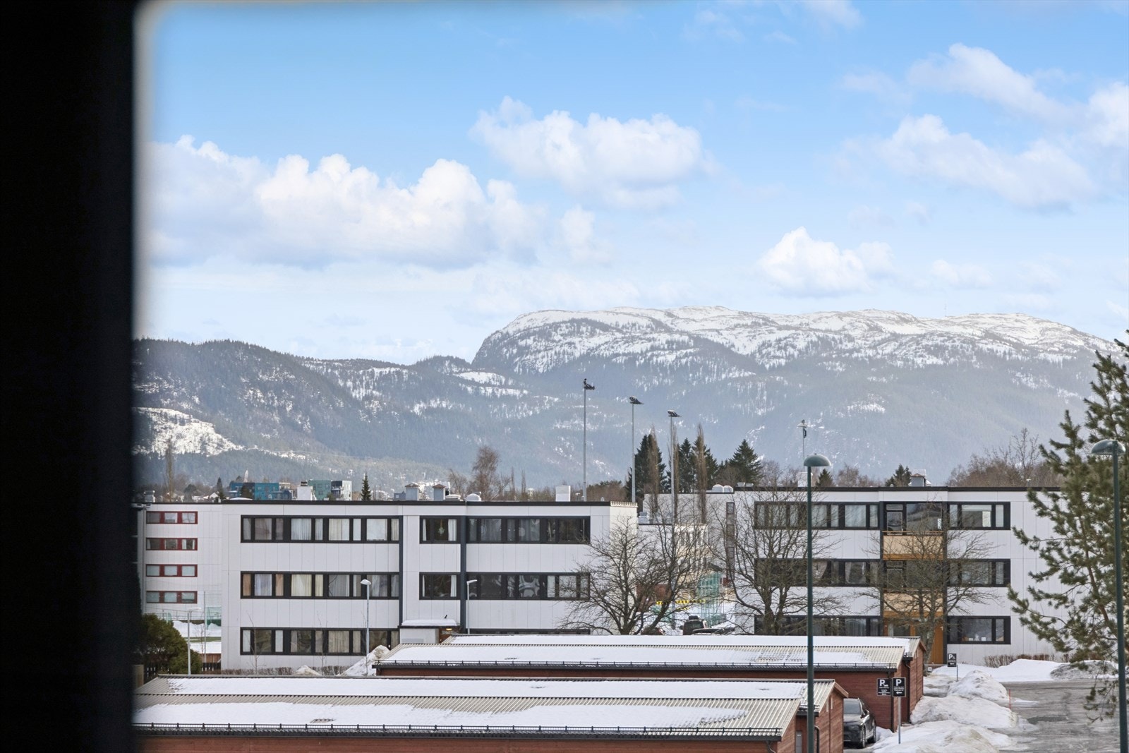 Leiligheten i Casper Lundes veg 4A ligger i et svært attraktivt og praktisk område på Saupstad - et veletablert, rolig og familievennlig boligområde hvor du har alt du trenger for en smidig og behagelig hverdag rett i nærheten. Galleribilde