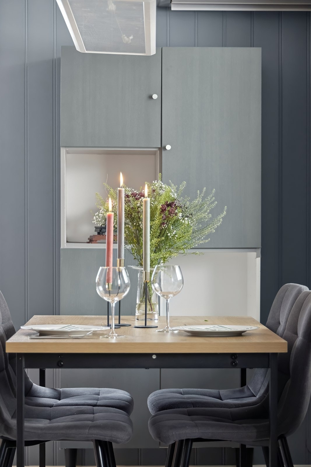 Her får du en lys og trivelig spiseplass med god atmosfære - perfekt for både hverdagsmåltider og sosiale sammenkomster. Galleribilde