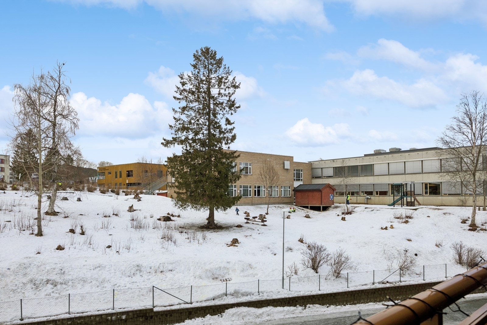 Området er pent opparbeidet med asfalterte internveier, store plenområder og gjennomtenkt beplantning som bidrar til et grønt, trivelig og velstelt bomiljø. Galleribilde