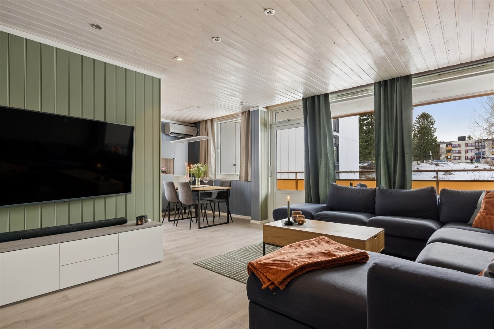 Stuen er leilighetens naturlige samlingspunkt - et lyst og trivelig rom med god plass til både sofagruppe og spisebord. Galleribilde