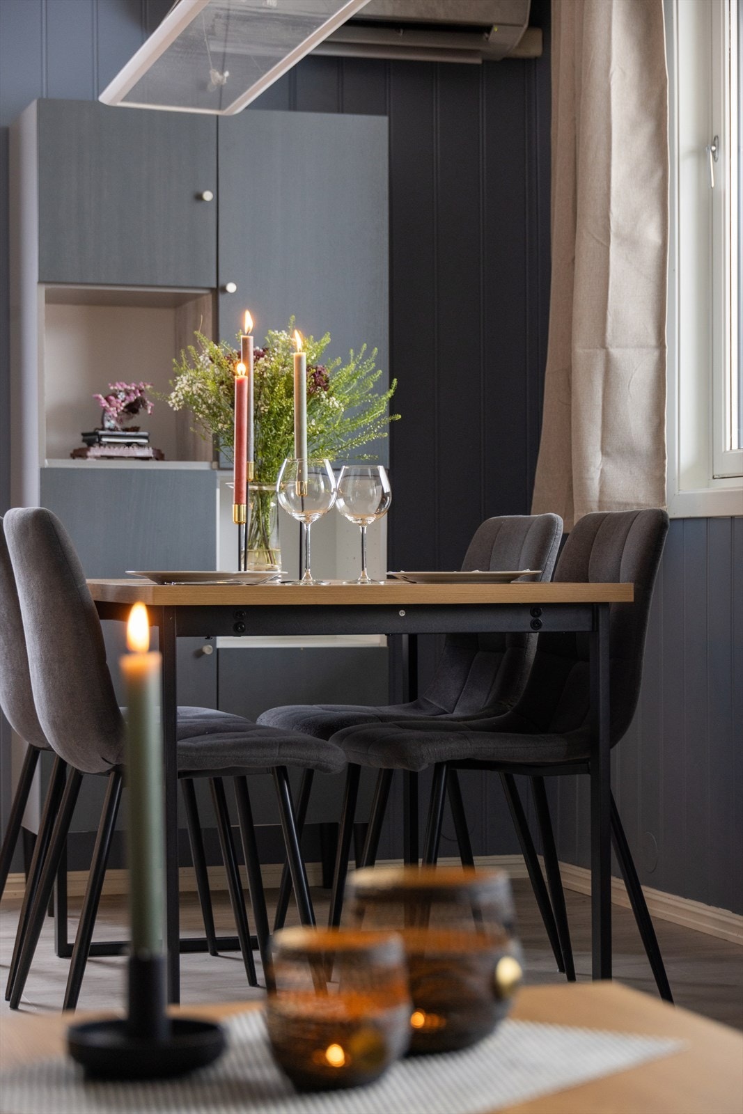 Spiseplassen ligger i tilknytning til kjøkken og stue, og de store vindusflatene rundt inviterer både dagslyset og naturen utenfor inn i rommet. Galleribilde