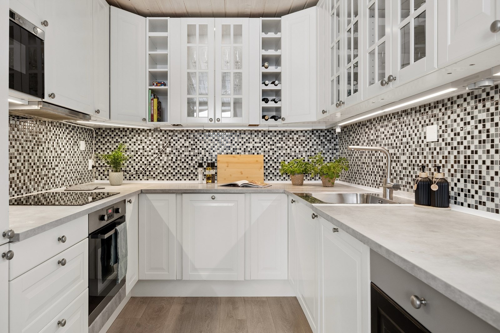 Kjøkkenet ble oppgradert i 2011 og fremstår som både funksjonelt og estetisk tiltalende. Innredning med profilerte fronter som gir et tidløst uttrykk. Den flislagte veggen over benken gir et elegant og klassisk preg, samtidig som den gjør renholdet enkelt Galleribilde