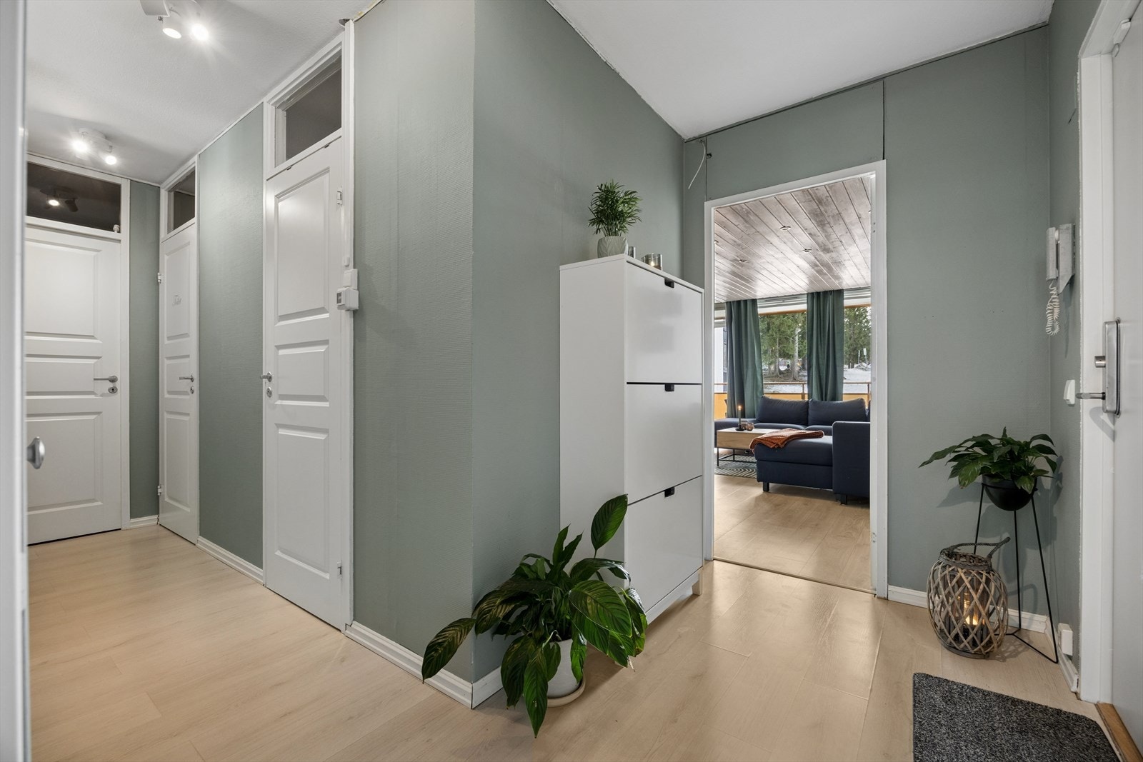 Entréen er utstyrt med dørtelefon på veggen, som gir trygg og enkel kontroll ved besøk. I tillegg finner du integrerte skap i veggen, som gir smart og plassbesparende oppbevaring - perfekt for å holde inngangspartiet ryddig og organisert. Galleribilde