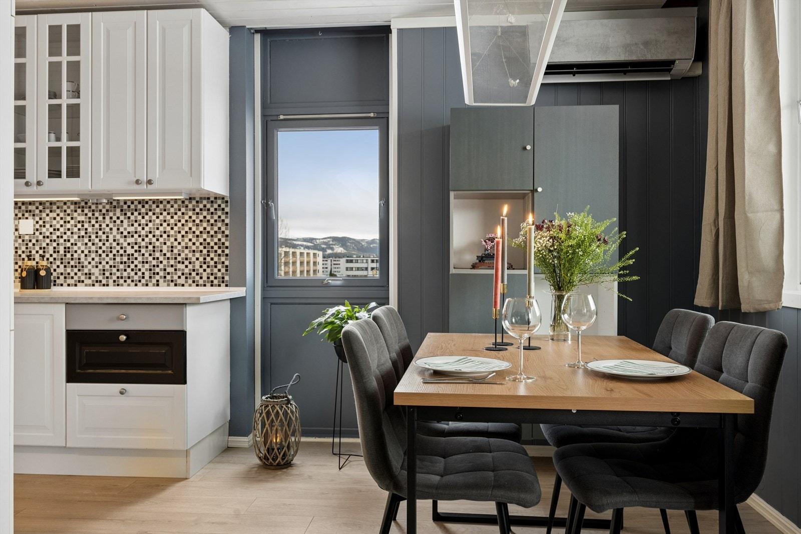 Kjøkkenet er godt utstyrt med hvitevarer som kombiskap, oppvaskmaskin, platetopp, stekeovn, ventilator og mikrobølgeovn, slik at du har alt du trenger for en effektiv og praktisk matlaging i hverdagen. Galleribilde