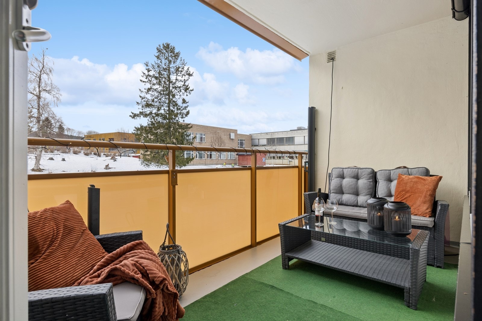 Fra stuen har du utgang til en overbygget balkong på hele 10 m². Her er det god plass til utemøbler, og balkongen fungerer som et ekstra oppholdsrom store deler av året. Galleribilde