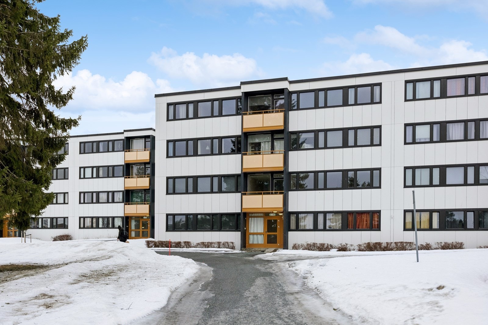 Borettslaget disponerer en romslig, eiet tomt på hele 100?498,6 m², noe som gir gode og åpne fellesarealer med god avstand mellom bygningene. Galleribilde