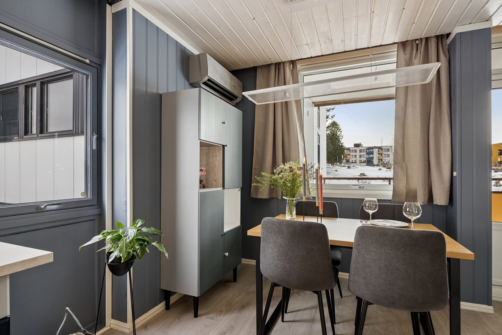 En energieffektiv varmepumpe fra 2020 bidrar til komfortabel temperatur og lave oppvarmingskostnader året rundt, noe som gjør stuen både lun og økonomisk i drift. Galleribilde