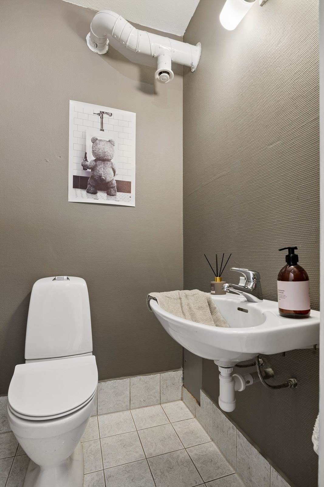 Praktisk, separat toalettrom med flislagt gulv. Toalettet ble skiftet i 2024. Galleribilde