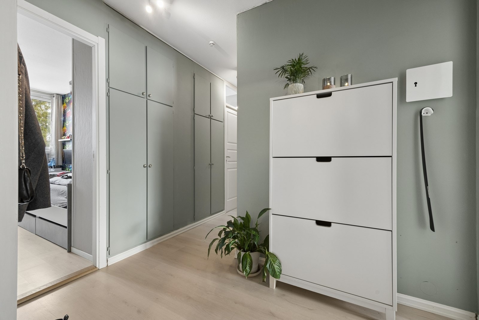 Du ønskes velkommen inn i en romslig og praktisk entré som binder boligen naturlig sammen. Her er det godt med plass til oppbevaring av yttertøy og sko - ideelt for en organisert og effektiv hverdag. Galleribilde