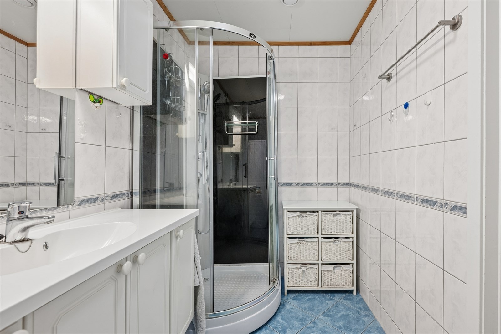 Rommet er innredet med servant i baderomsmøbel, toalett, dusjkabinett og opplegg for vaskemaskin. Det er registrert noe svelling på baderomsinnredningen. Ventilasjonen er balansert. Galleribilde