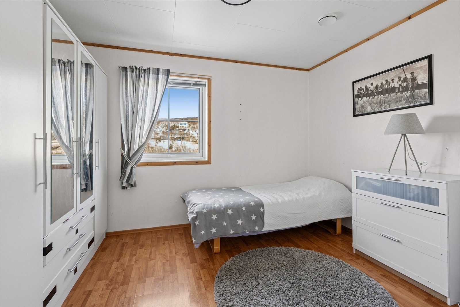 To av soverommene har praktiske garderobeskap som gir ryddig og effektiv oppbevaring. Galleribilde