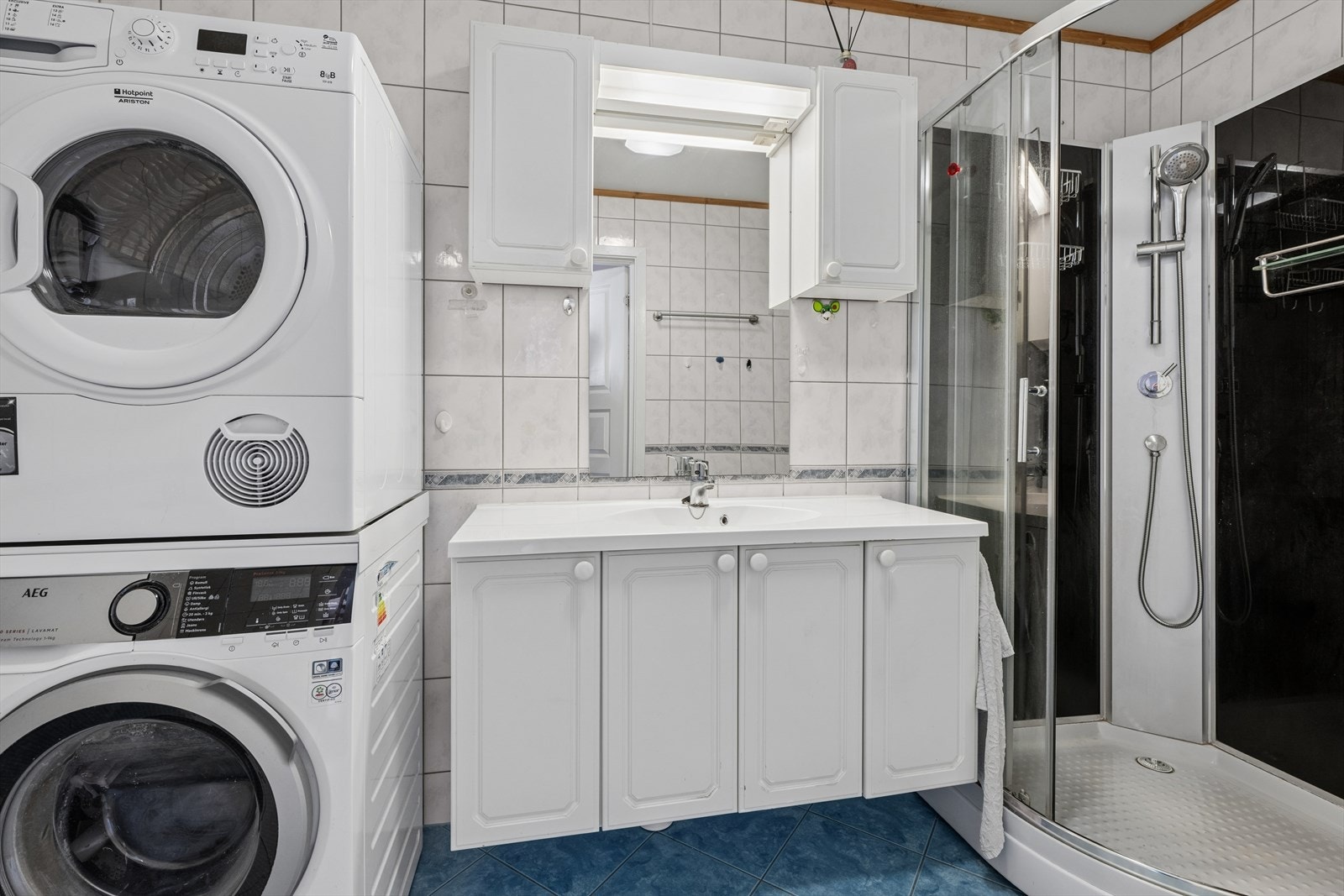 Badet fra 2001 har flislagt gulv med elektriske varmekabler, fliser på vegger og himlingsplater i taket. Galleribilde