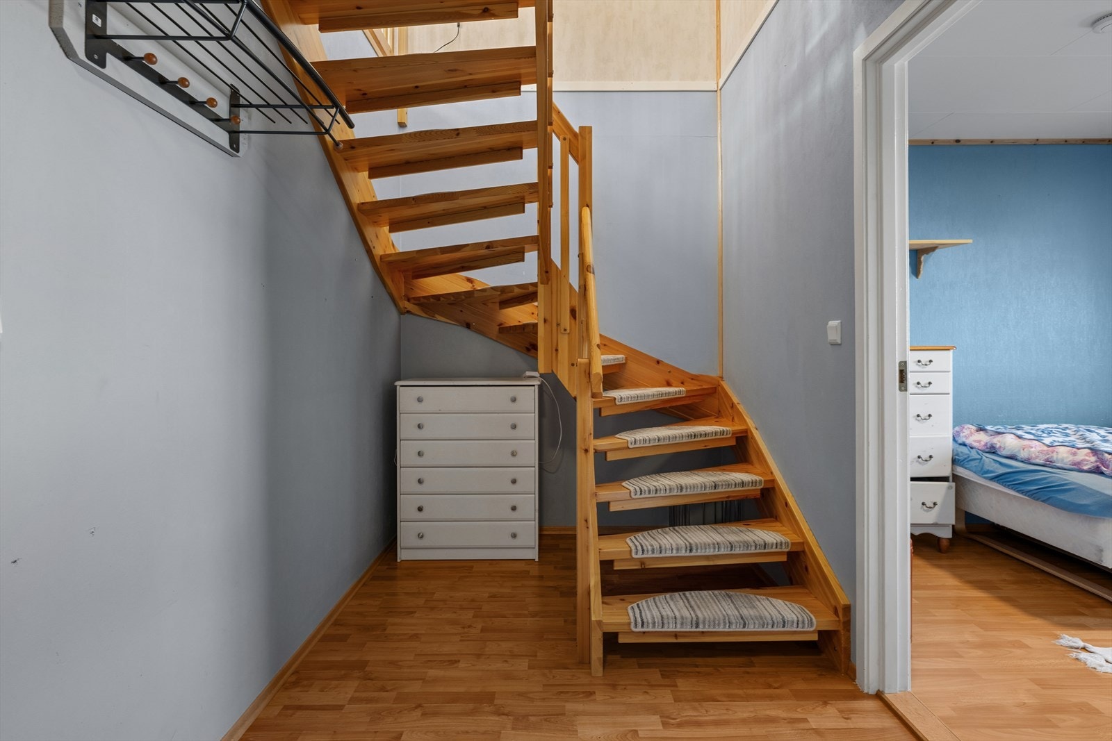 Fra hallen leder trappen opp til leilighetens åpne og luftige oppholdsrom. Galleribilde