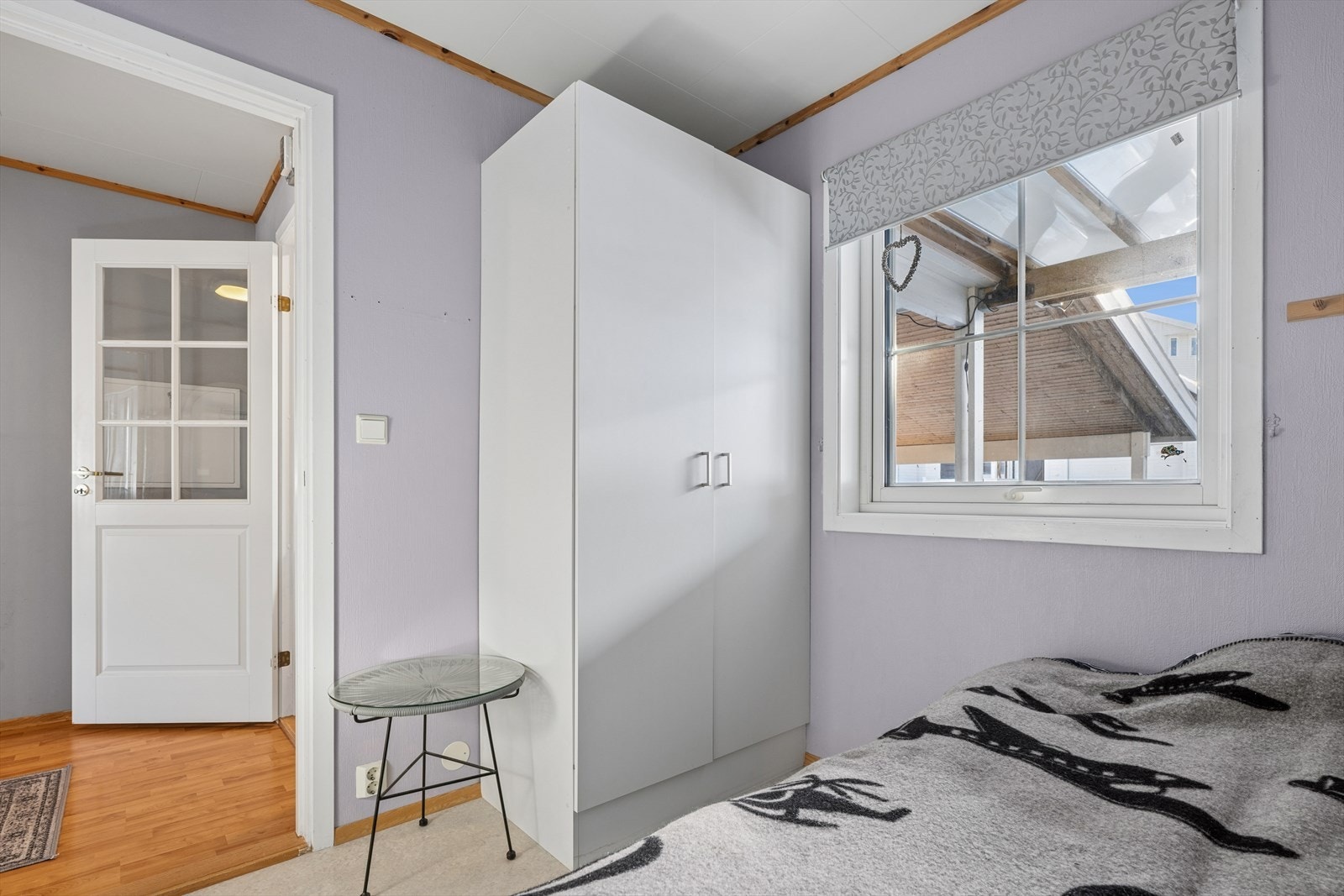 Alle soverommene har vinduer som slipper inn rikelig med dagslys og inviterer naturen utenfor inn i rommet. Galleribilde