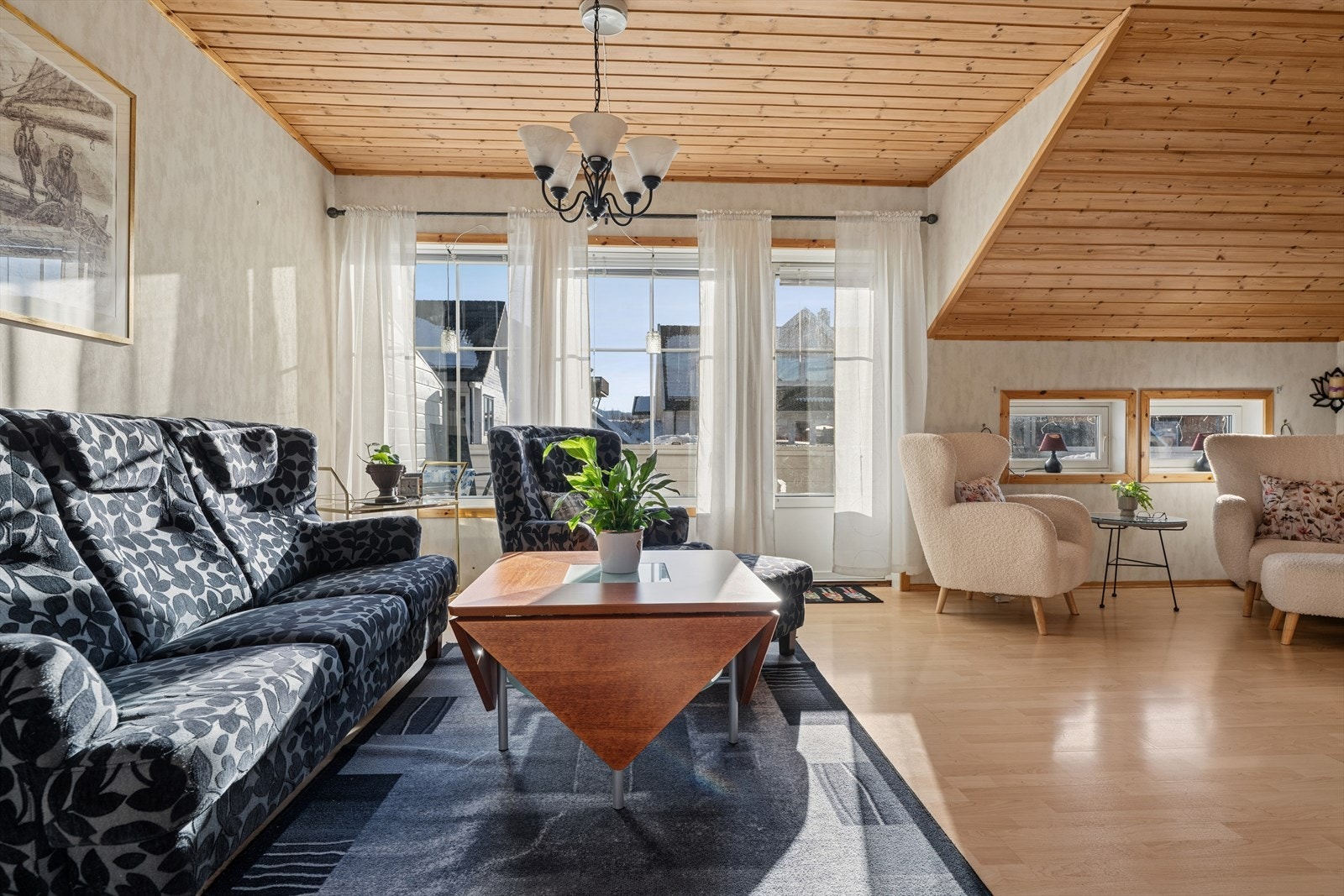 Her møtes du av en romslig stue med god plass til møblering i flere soner. Vedovnen skaper en lun og koselig atmosfære på kalde dager, og gir både varme og en ekstra hyggelig stemning i stuen. Galleribilde