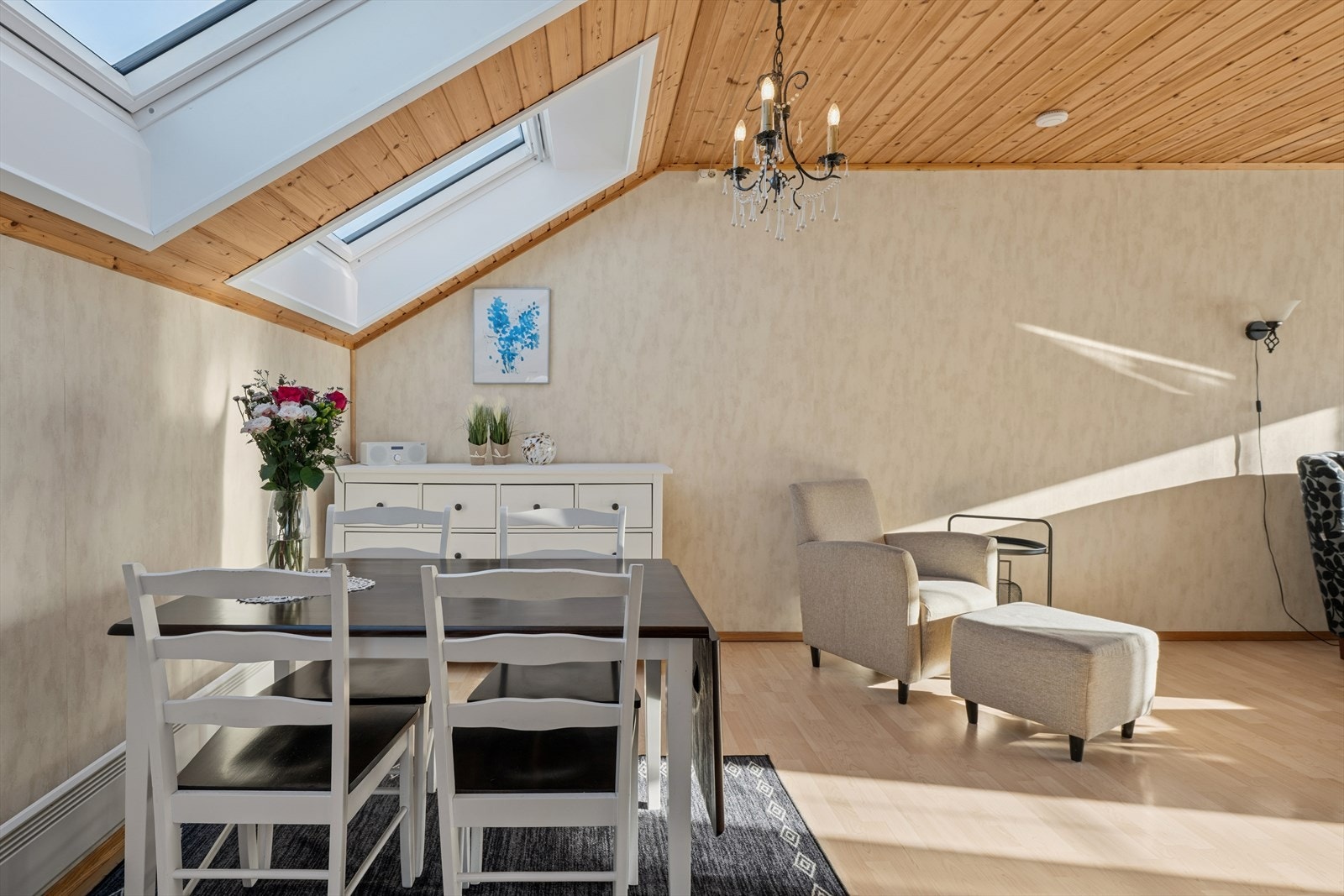 Spiseplassen ligger like ved kjøkkenet, noe som gir en naturlig og praktisk flyt mellom matlaging og måltider. Galleribilde