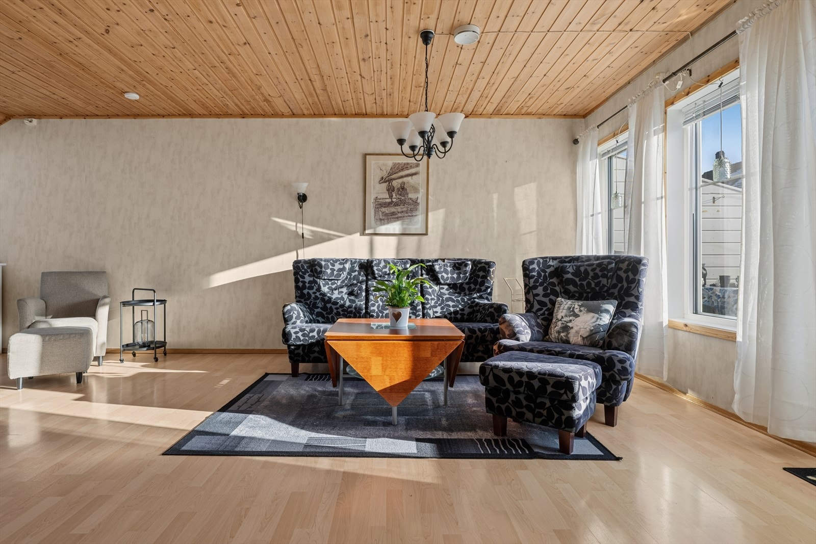 Store vindusflater slipper inn rikelig med naturlig lys og gir en flott utsikt som skaper en lys og luftig atmosfære i rommet. Galleribilde