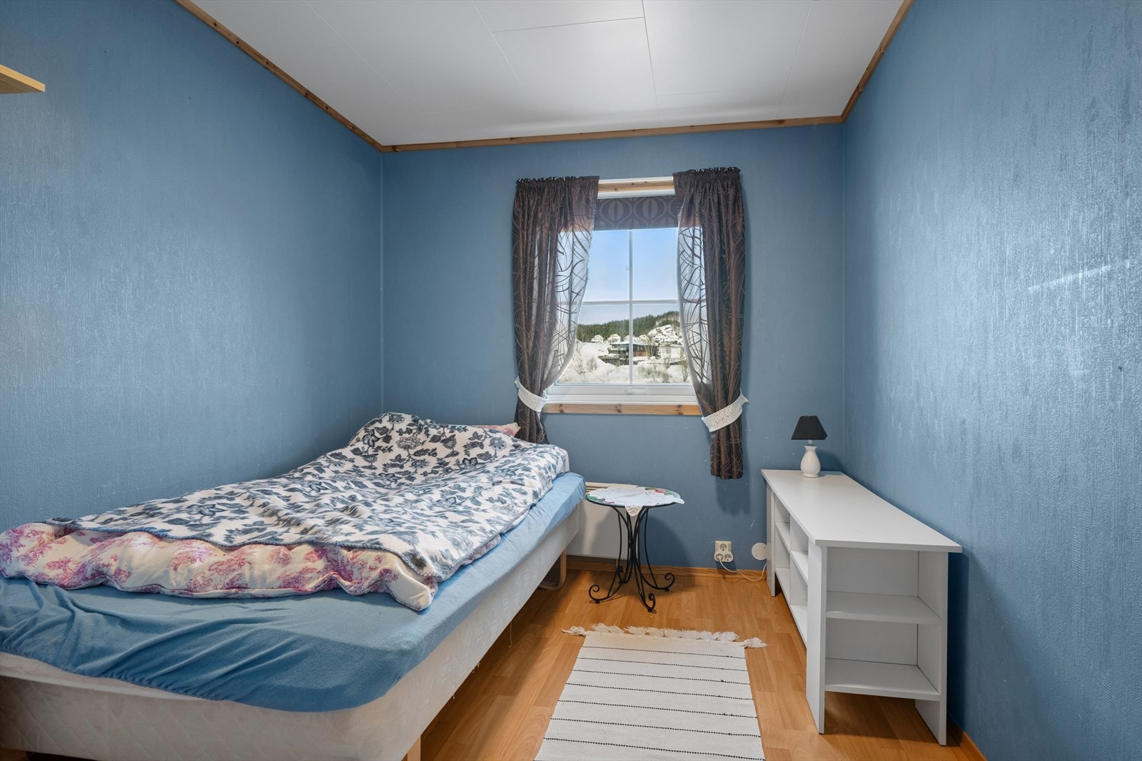 Rommenes størrelse og plassering gjør det enkelt å innrede til foreldresoverom, barnerom og gjesterom, slik at boligen kan tilpasses ulike behov og livsfaser. Galleribilde