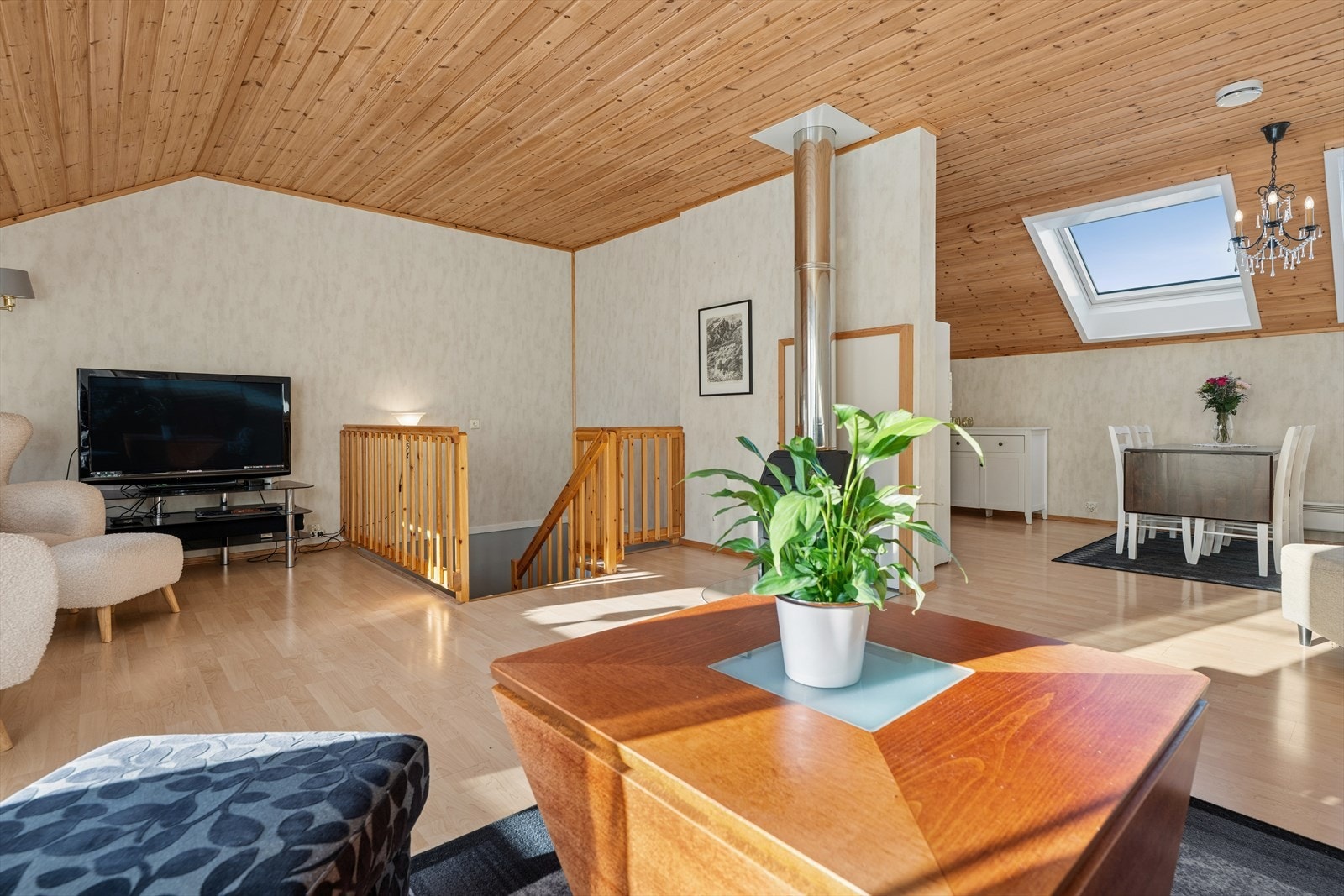 Skråtaket i deler av rommet bidrar til ekstra romfølelse og en hyggelig atmosfære. Galleribilde