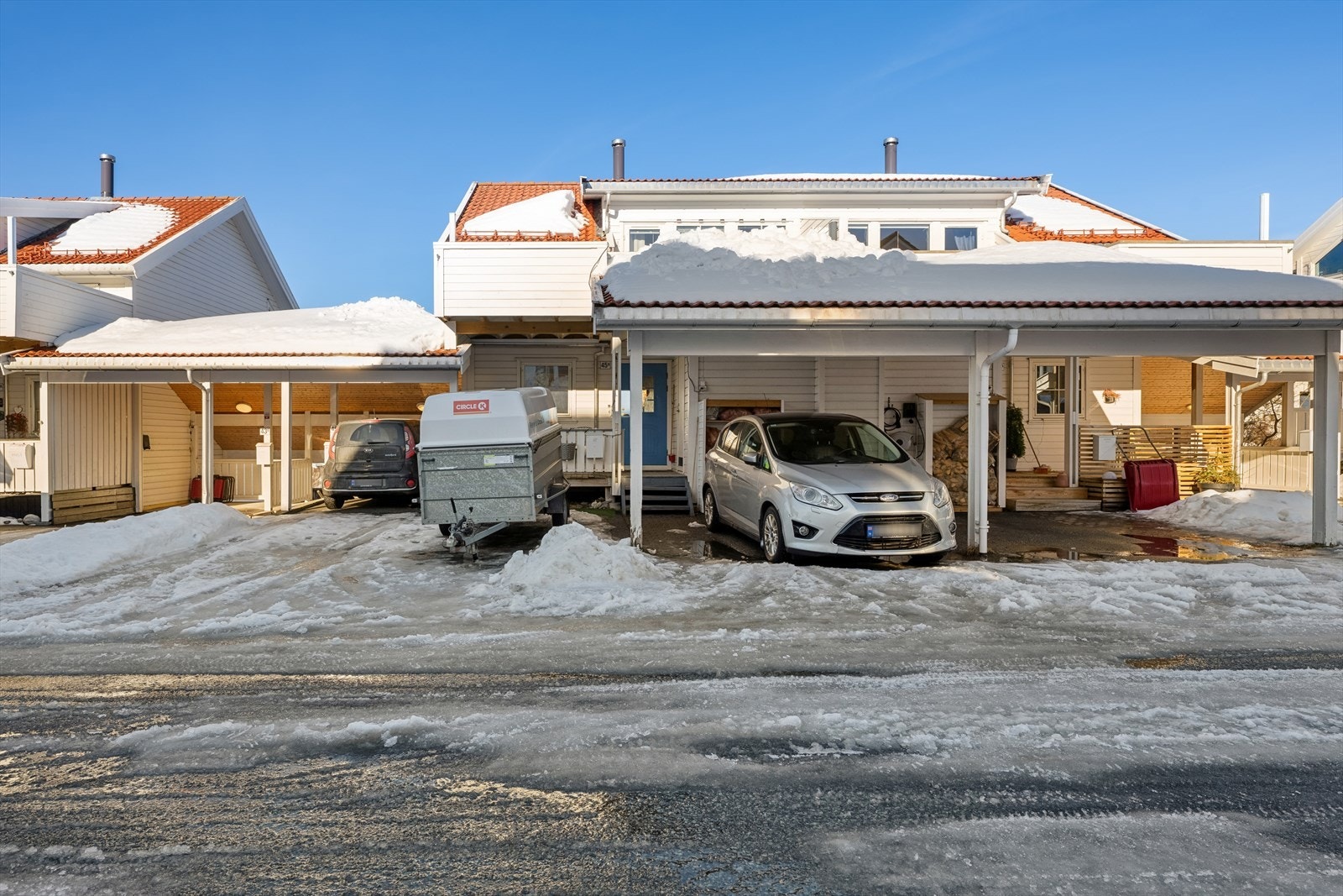 Det er gode parkeringsmuligheter ved boligen, med egen plass i carport like ved inngangspartiet. I tillegg er det mulighet for å parkere en bil ved carporten, noe som gir fleksibilitet for både beboere og besøkende. Galleribilde