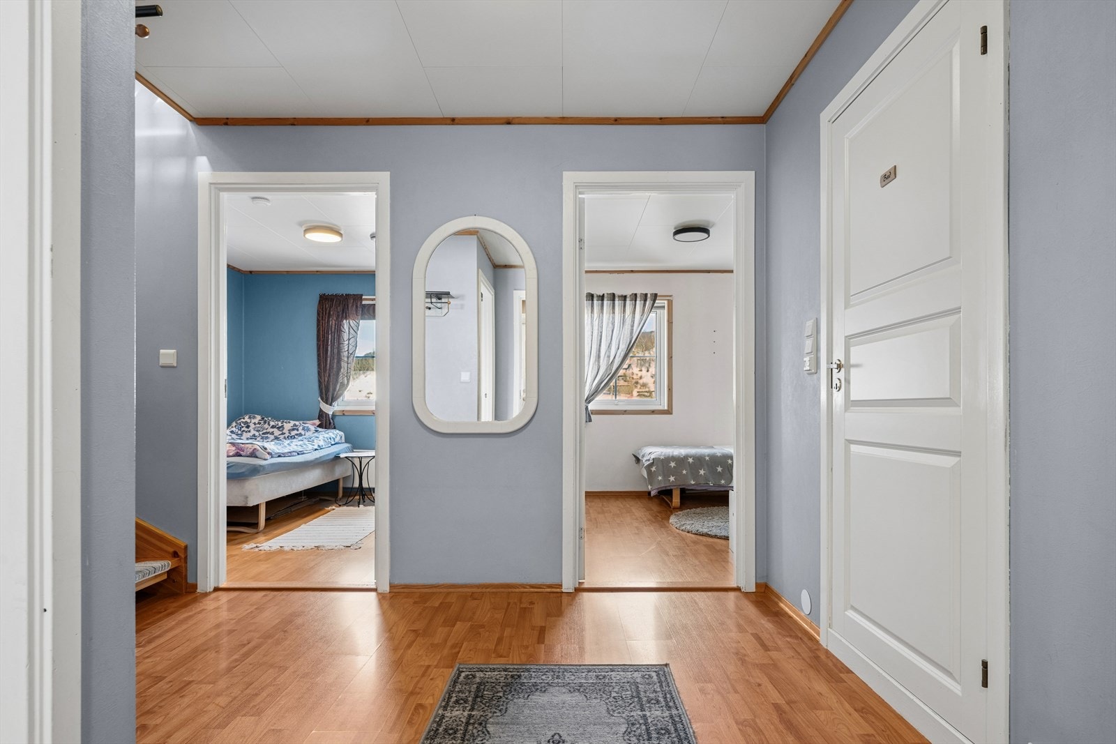 I denne etasjen finner du tre gode soverom, hvor to av rommene har garderobeskap som gir ryddige oppbevaringsmuligheter. Etasjen rommer også et kombinert bad- og vaskerom. Galleribilde