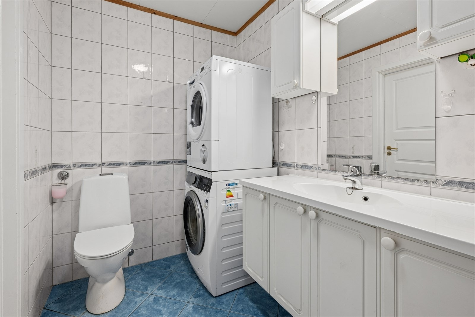 Etasjen rommer også et praktisk kombinert bad- og vaskerom. Galleribilde