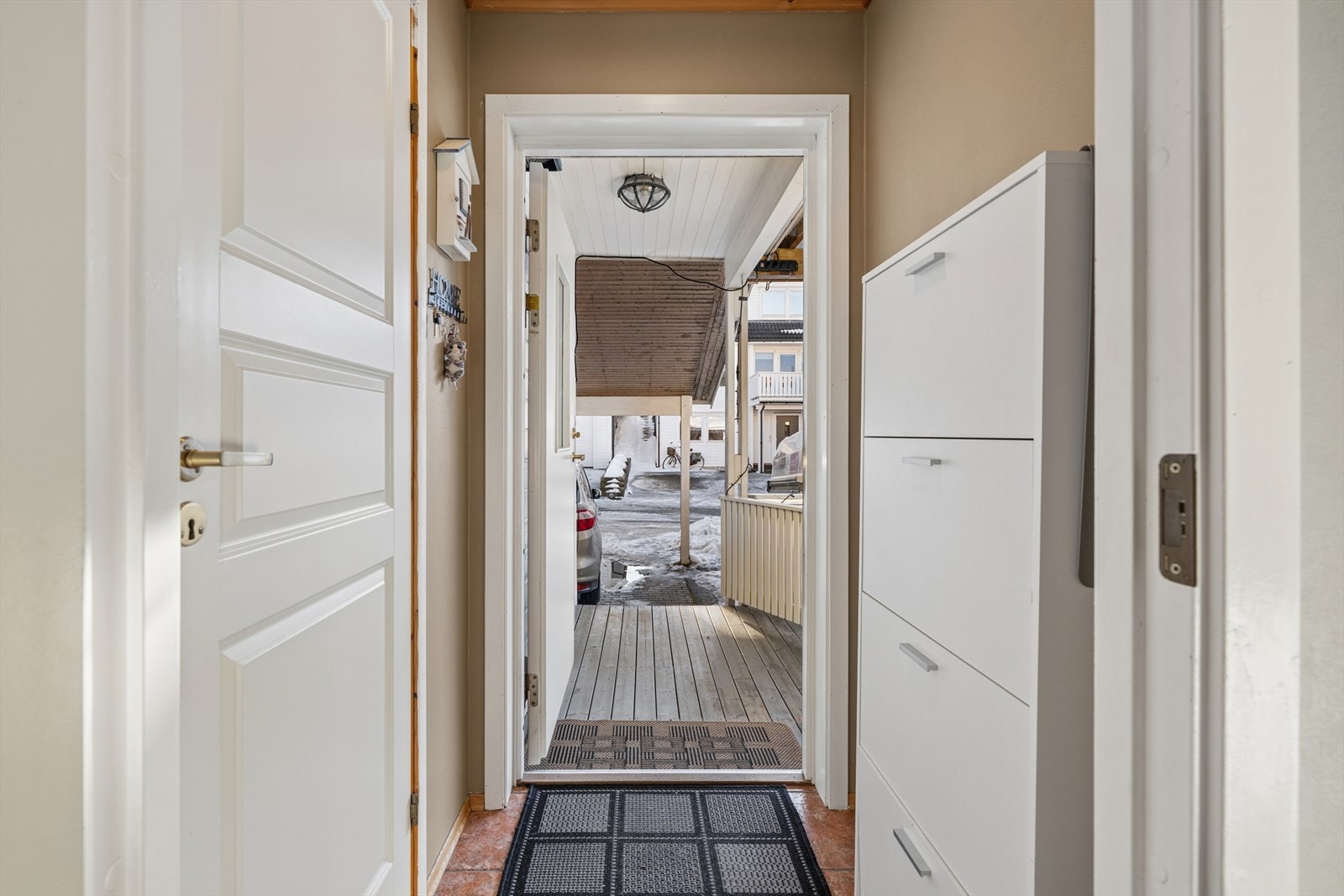 Du ønskes velkommen inn i en lys entré med direkte tilgang til en praktisk bod. Videre fører en mellomgang til etasjens resterende rom. Under trappen er det også mulighet for å etablere ekstra oppbevaring. Galleribilde