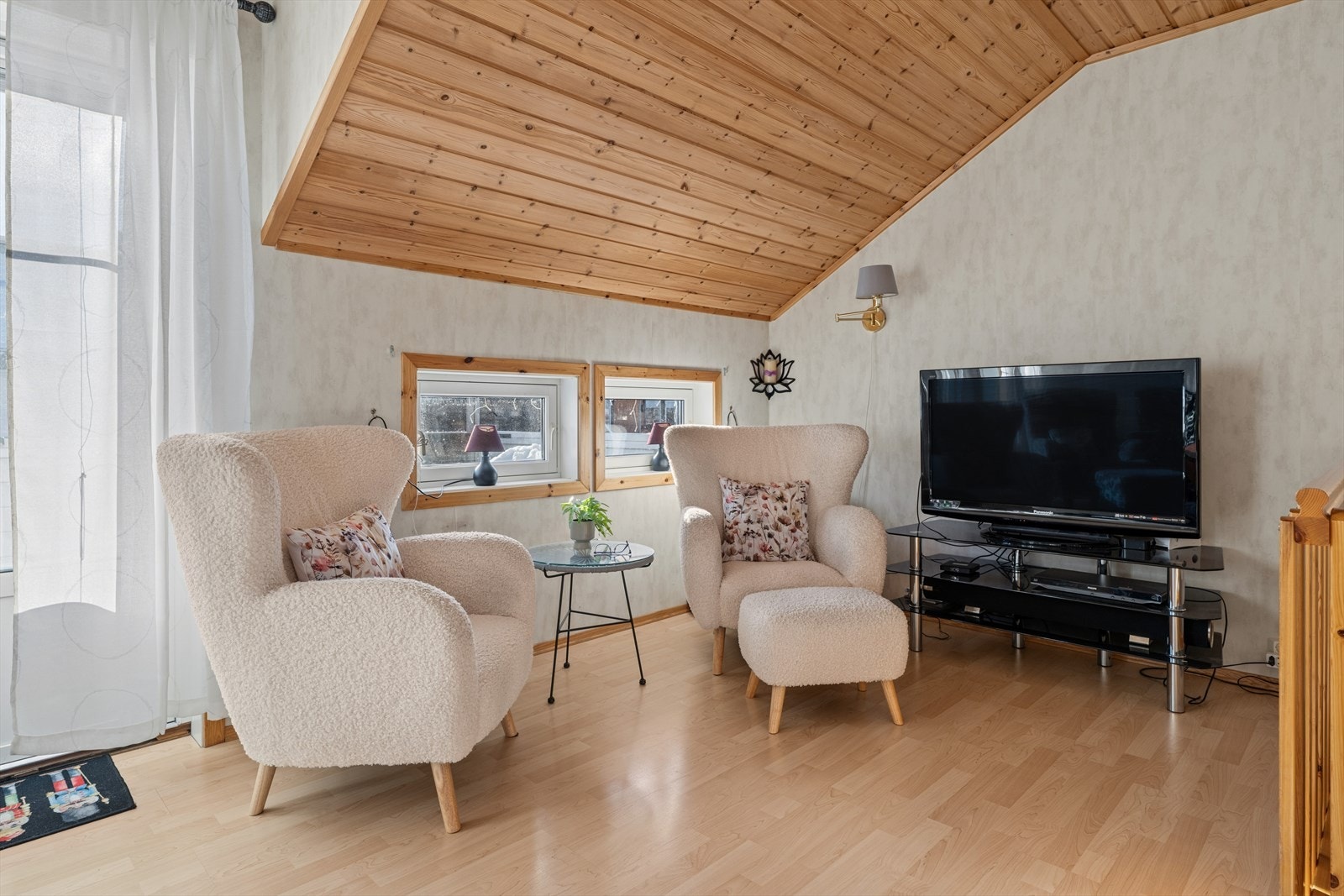 Stuen er romslig og gir god plass til flere møbleringssoner, slik som både sofagruppe, spiseplass og eventuell lese- eller arbeidskrok. Galleribilde