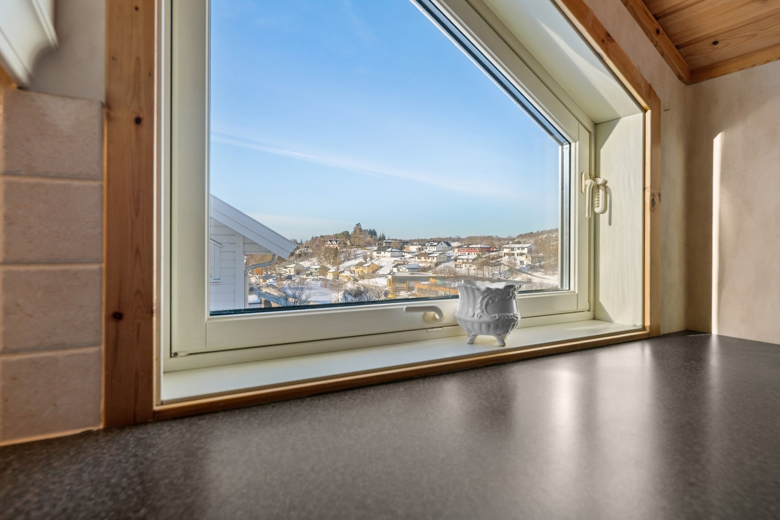 Det store kjøkkenvinduet gir et herlig innblikk mot omgivelsene og bringer naturen inn i rommet. Galleribilde