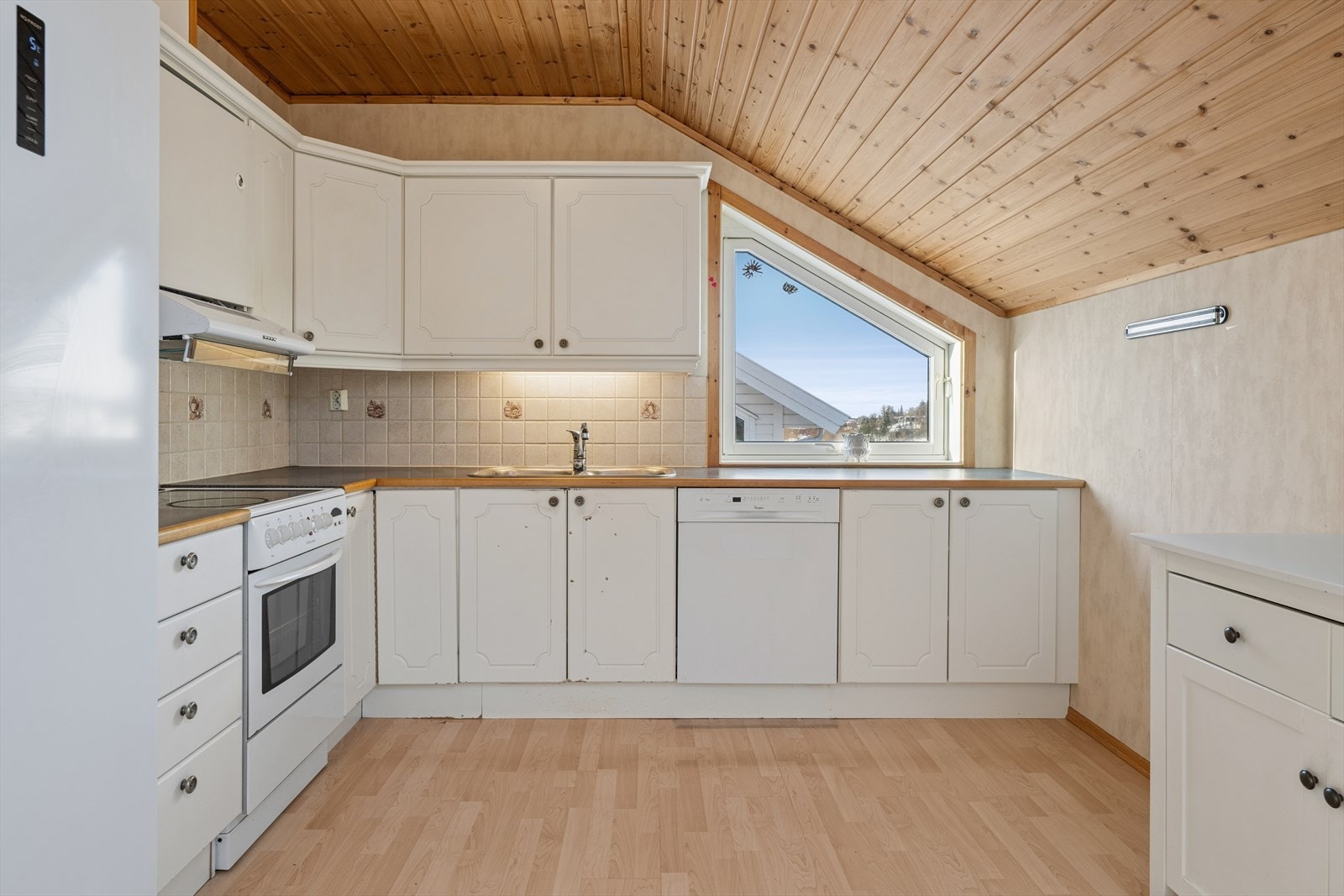 Kjøkkenet er utstyrt med hvitevarer som kjøleskap, fryseskap, oppvaskmaskin og komfyr. Kjøkkenventilator med kullfilter. Galleribilde