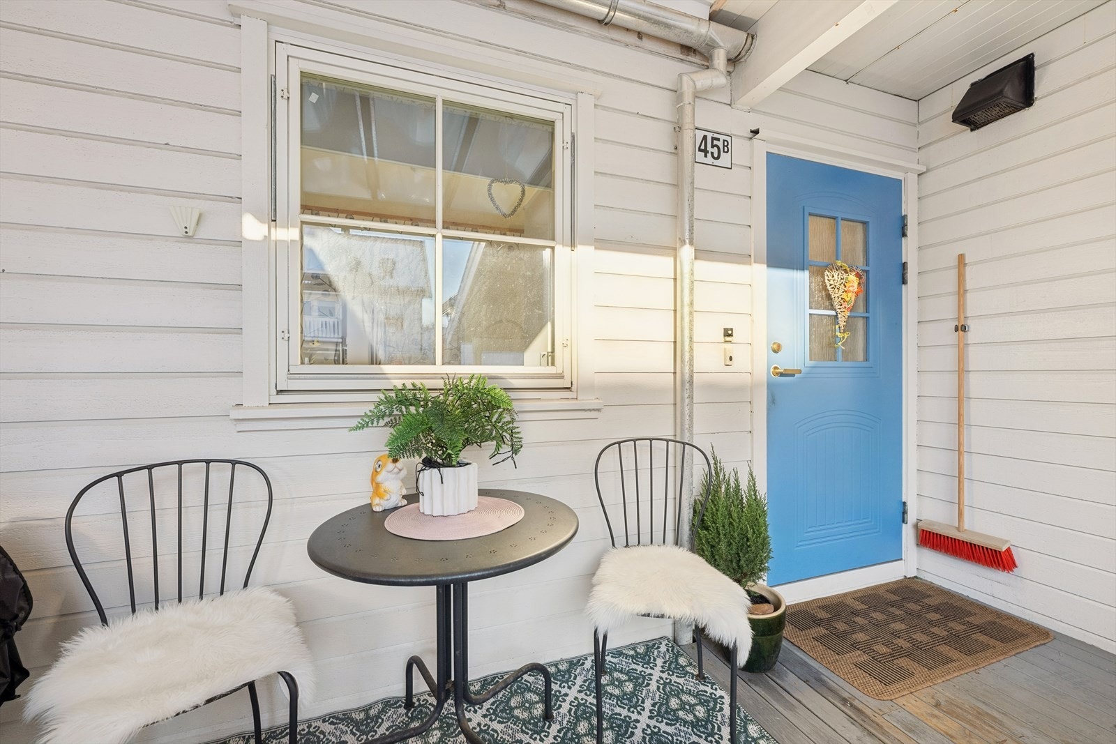 Ved inngangsdøren finner du en koselig terrasse på ca. 10 kvm og et overbygget inngangsparti som gir god skjerming mot vær og vind. Herfra er det også adkomst til en utvendig sportsbod - perfekt for oppbevaring av sykler og utstyr. Galleribilde