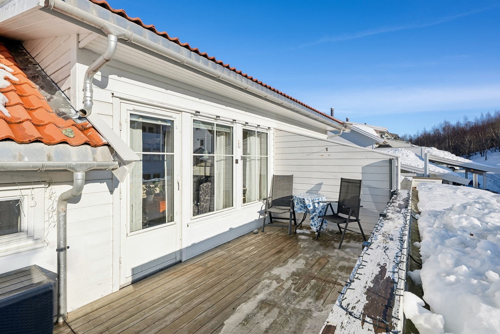 En innholdsrik og attraktivt beliggende 4-roms andelsleilighet over 2 plan. Solrik veranda og carport. Veldrevet borettslag og IN-ordning. Galleribilde